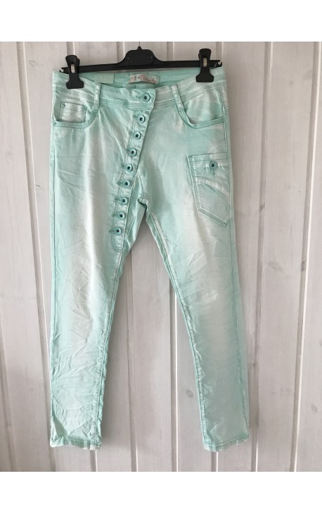 Pants med skrå knaplukning
